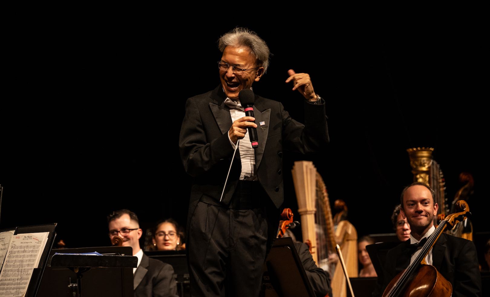 Yoichi Udagawa addressing the audience between movements